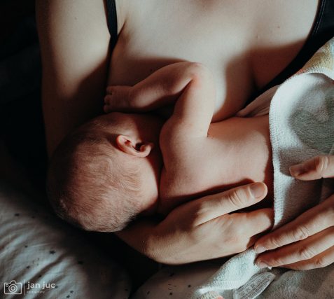 Mutter stillt ihr Kind