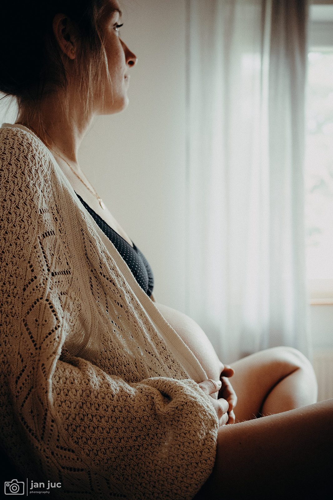 Schwangere hält sich den Bauch